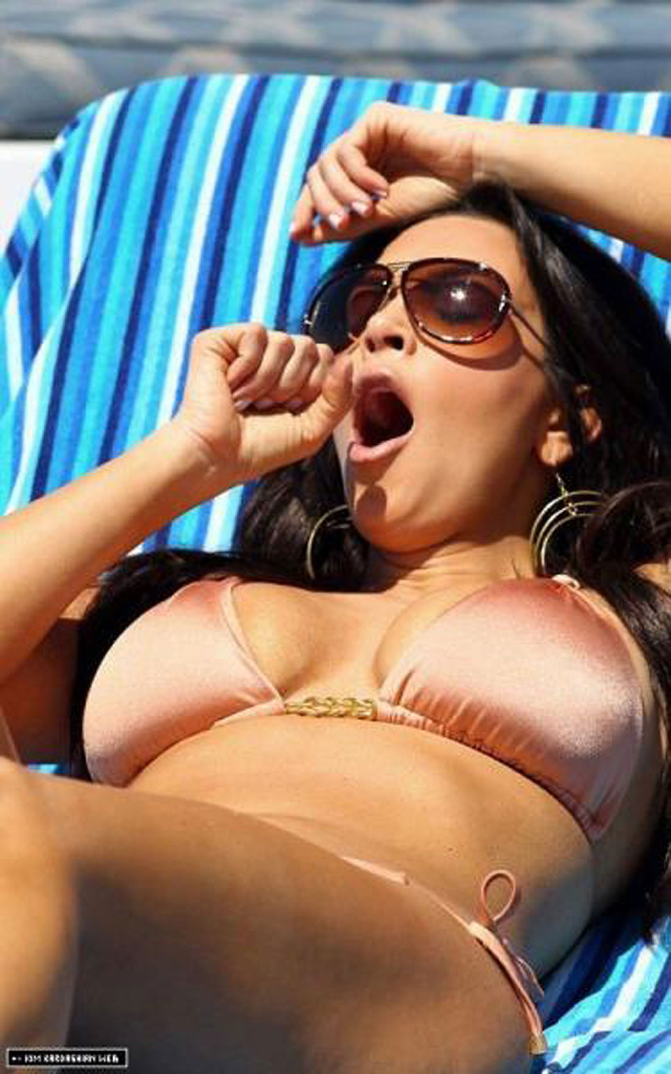 Kim kardashian montrant ses énormes seins et son corps sexy en bikini
 #75355411