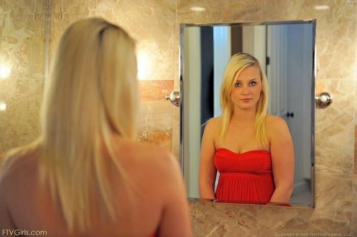 Blonde Teenie masturbiert im Badezimmer
 #76279507