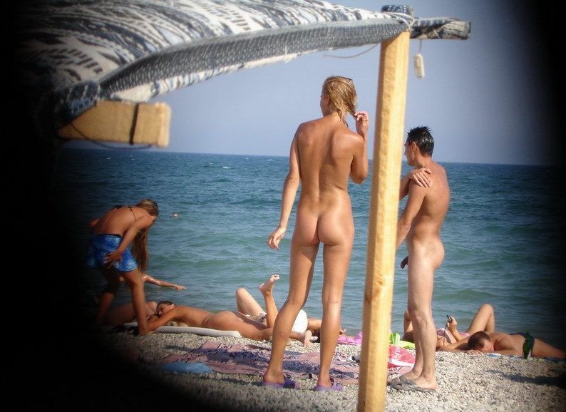 Jeder starrt auf diese hinreißenden Nudisten-Teens
 #72254054