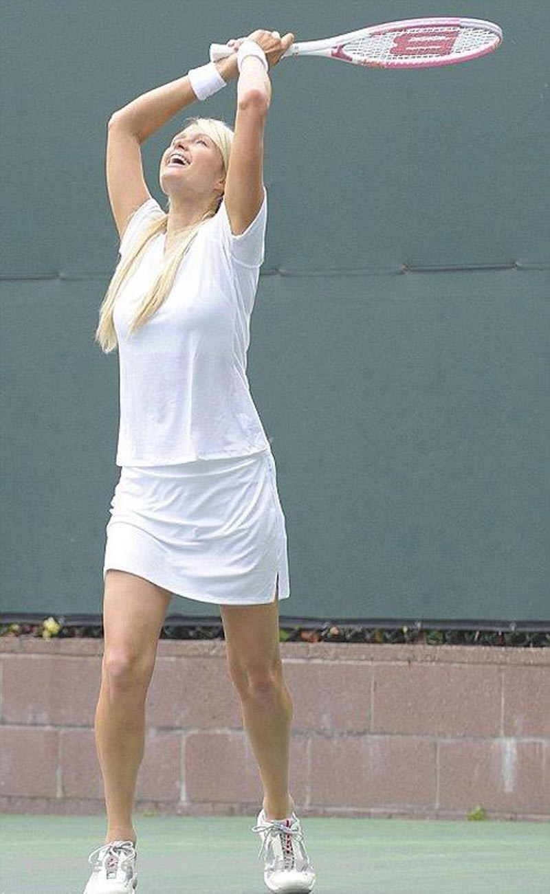 Paris Hilton im Upskirt beim Tennisspielen
 #75309935