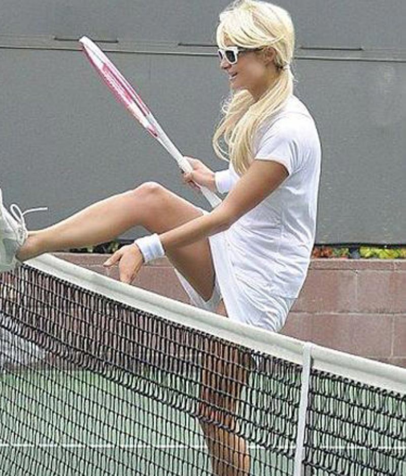 Paris hilton se levanta la falda mientras juega al tenis
 #75309946