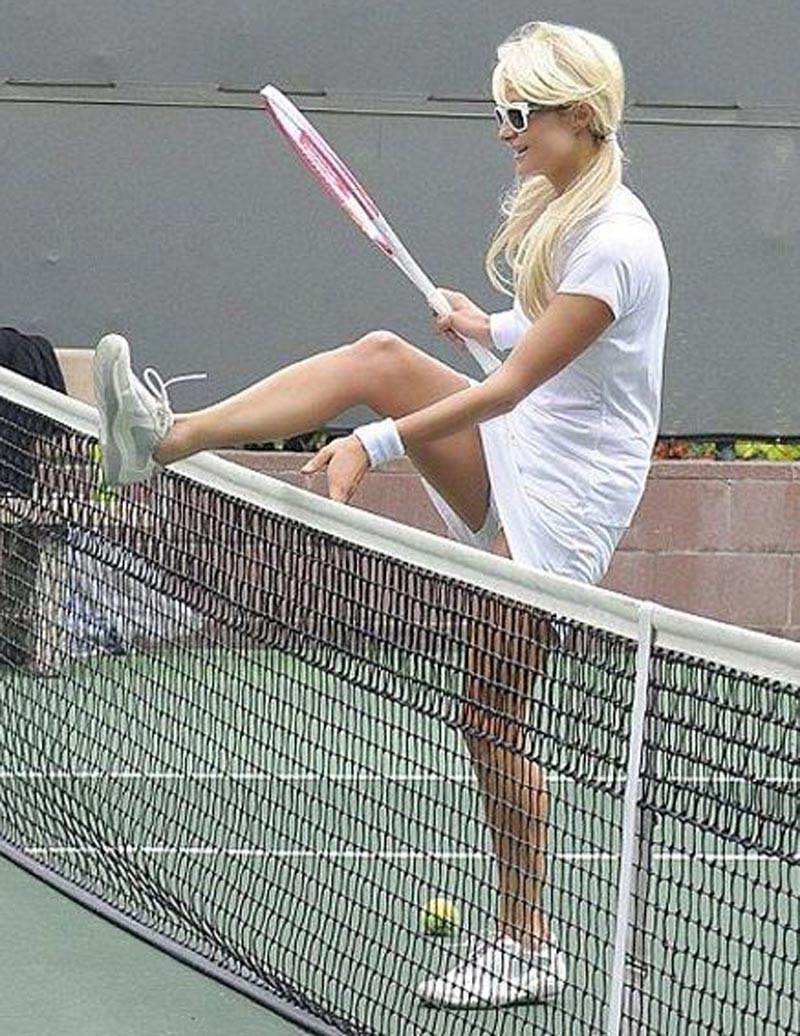 Paris Hilton im Upskirt beim Tennisspielen
 #75309952
