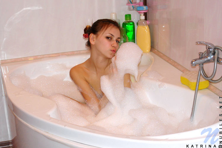 Ver katrina con su sonrisa encantadora empapando su cuerpo desnudo en esta bañera burbujeante
 #78751169