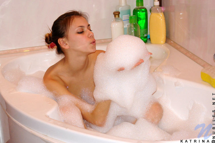 Ver katrina con su sonrisa encantadora empapando su cuerpo desnudo en esta bañera burbujeante
 #78751171