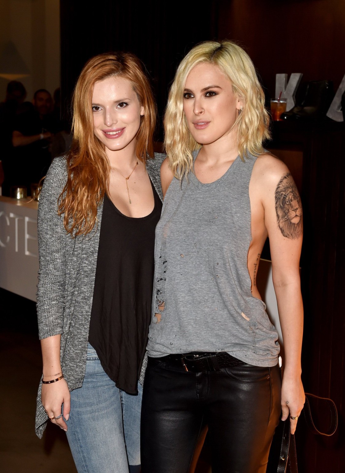 Rumer Willis zeigt Sideboob braless in einem zerrissenen Top und Lederhose am Vorabend
 #75183345