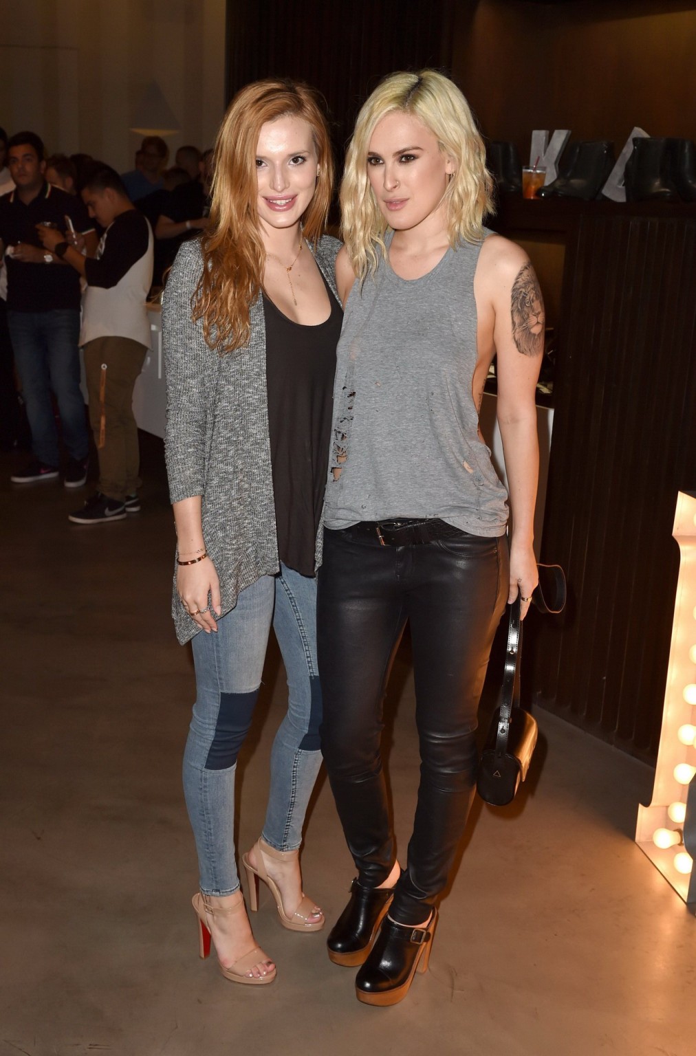 Rumer Willis zeigt Sideboob braless in einem zerrissenen Top und Lederhose am Vorabend
 #75183365