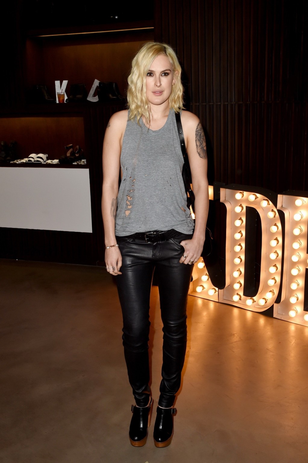 Rumer Willis zeigt Sideboob braless in einem zerrissenen Top und Lederhose am Vorabend
 #75183377