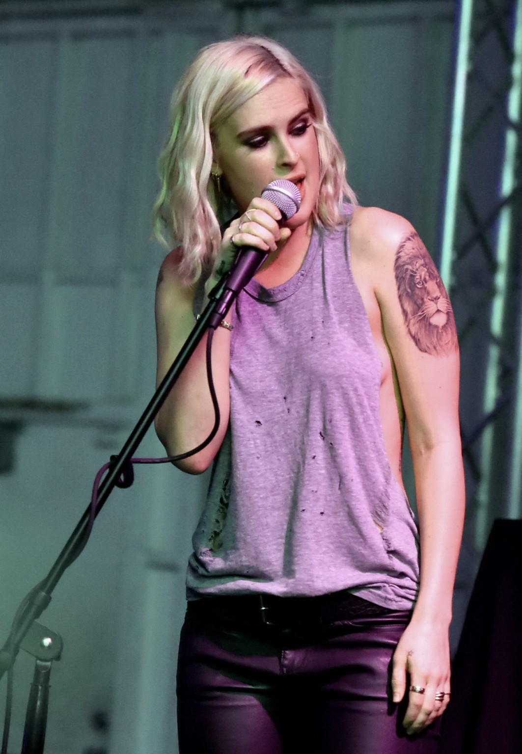 Rumer Willis zeigt Sideboob braless in einem zerrissenen Top und Lederhose am Vorabend
 #75183383