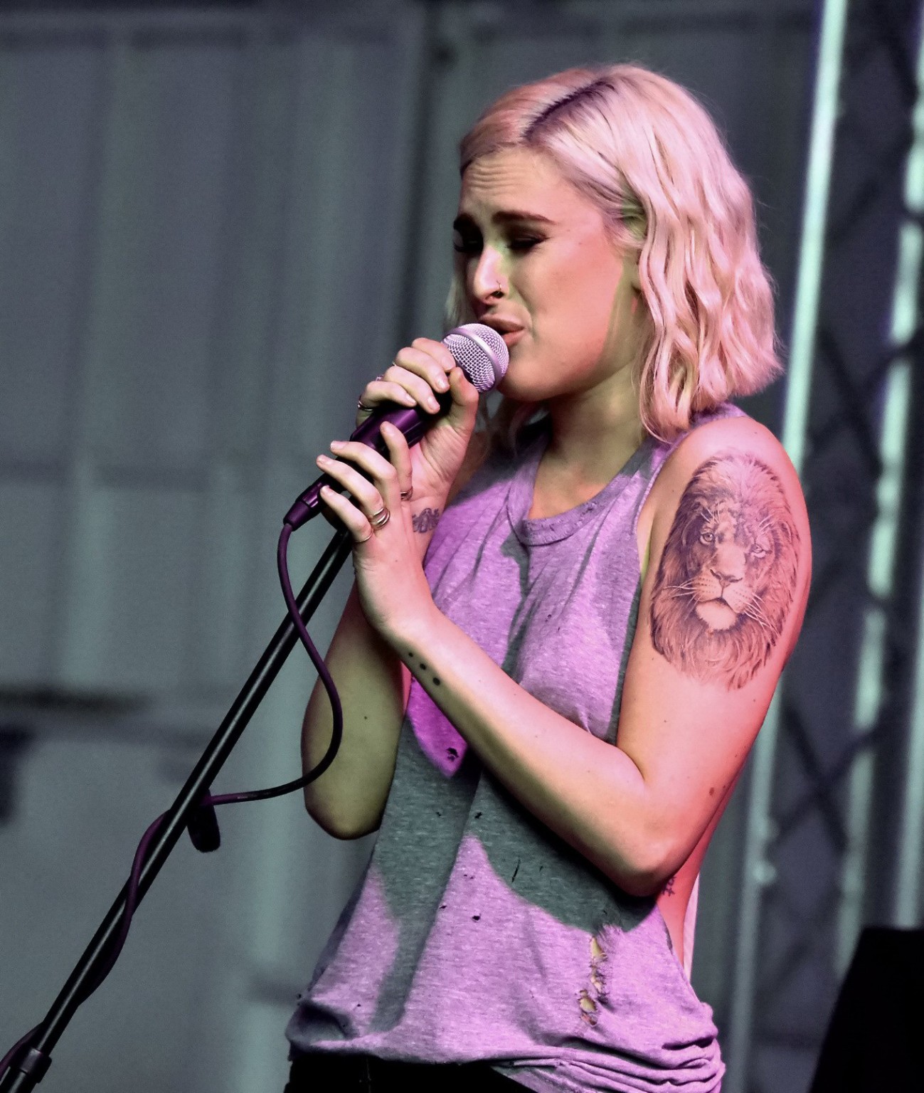 Rumer Willis zeigt Sideboob braless in einem zerrissenen Top und Lederhose am Vorabend
 #75183425