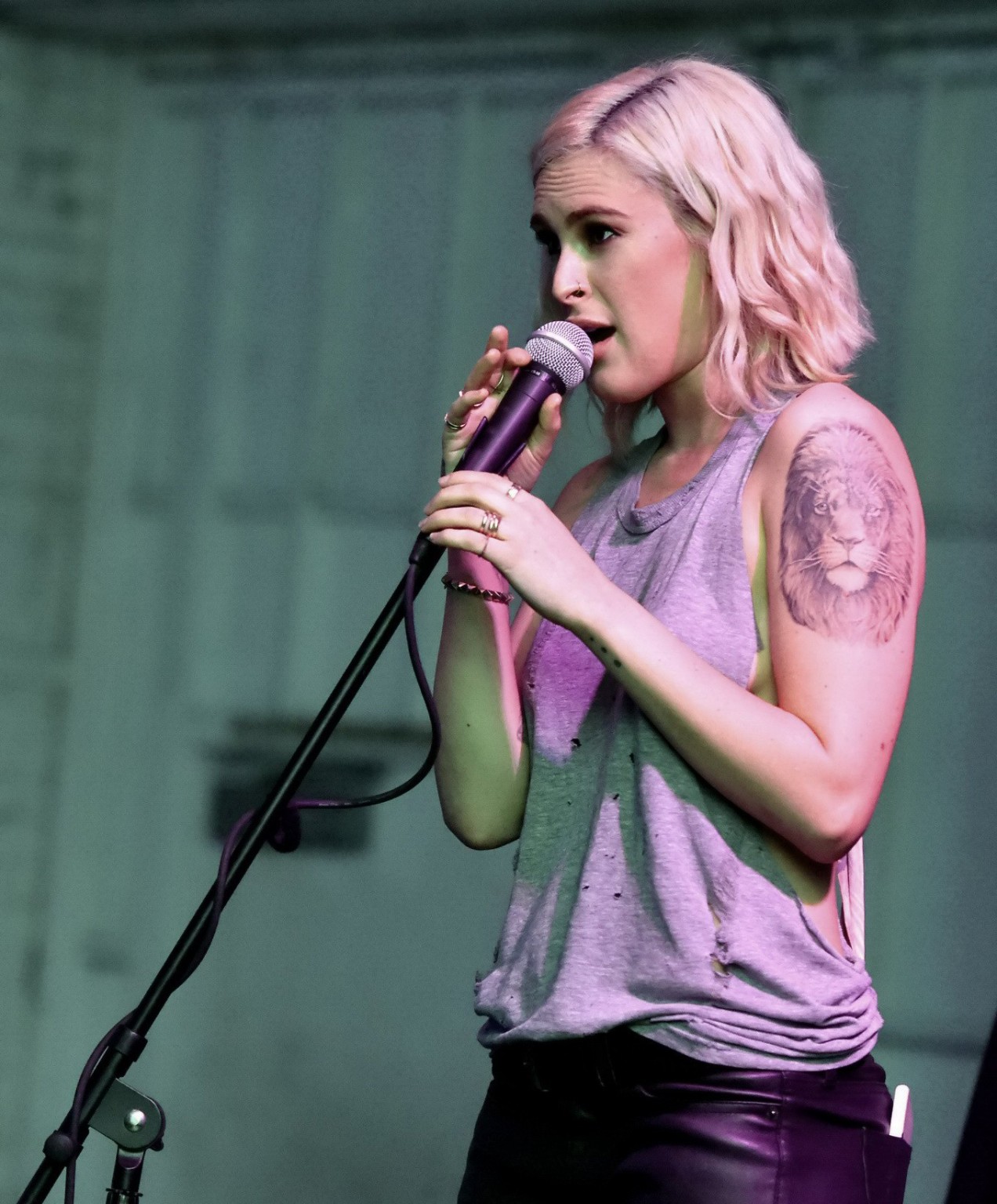Rumer Willis zeigt Sideboob braless in einem zerrissenen Top und Lederhose am Vorabend
 #75183439