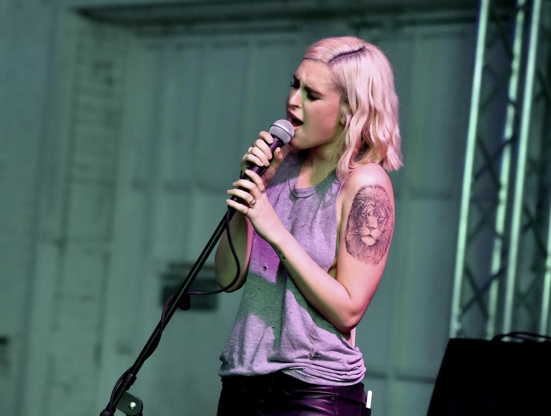 Rumer Willis zeigt Sideboob braless in einem zerrissenen Top und Lederhose am Vorabend
 #75183451