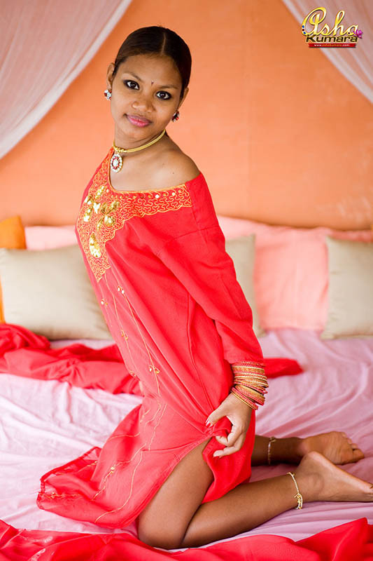Une belle Indienne, Asha Kumara, exhibe ses fesses brunes et nues.
 #77770436