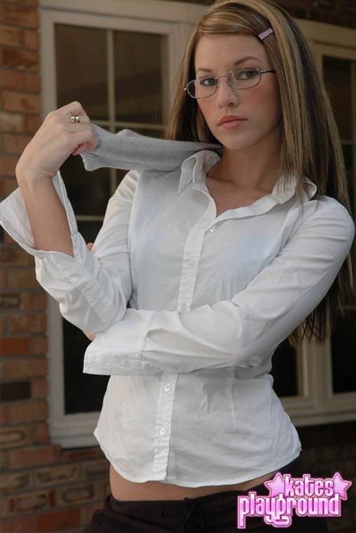 Morena colegiala joven haciendo striptease
 #75047992