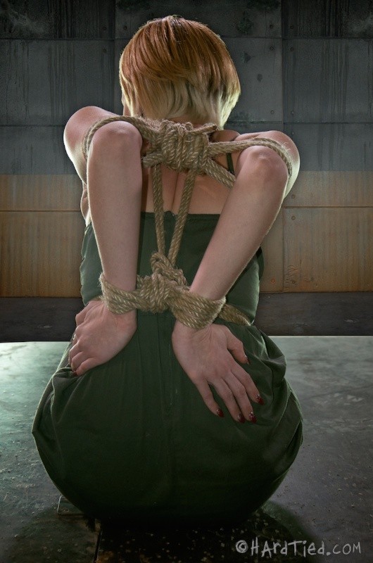 Kay Kardia bionda in collant è legata con la corda in diverse posizioni in un dungeon
 #70871625