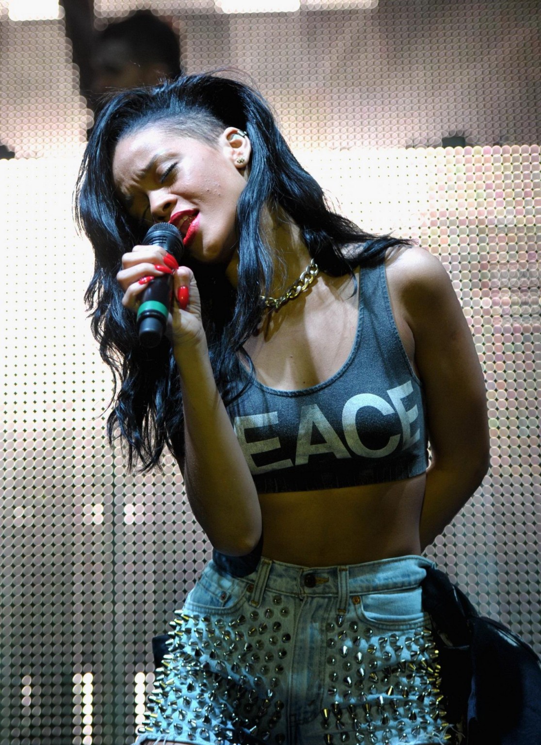 Rihanna en vientre pantalones cortos de mezclilla actuando en el festival de coachella
 #75266221