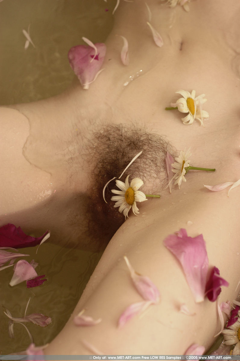 Rubia con buenas tetas y coño peludo en una bañera de flores
 #72778449