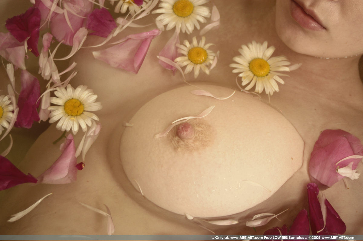 Rubia con buenas tetas y coño peludo en una bañera de flores
 #72778475