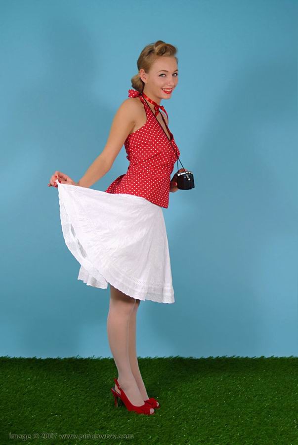 Pin up babe in posa in calze
 #72804862