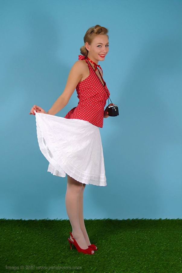 Nena pin up posando en medias
 #72804862