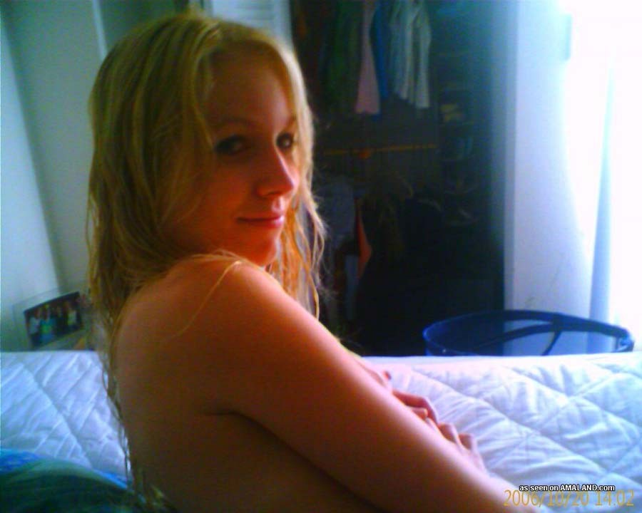 Bilder von Julia posiert sexy nach einer Dusche
 #75714617
