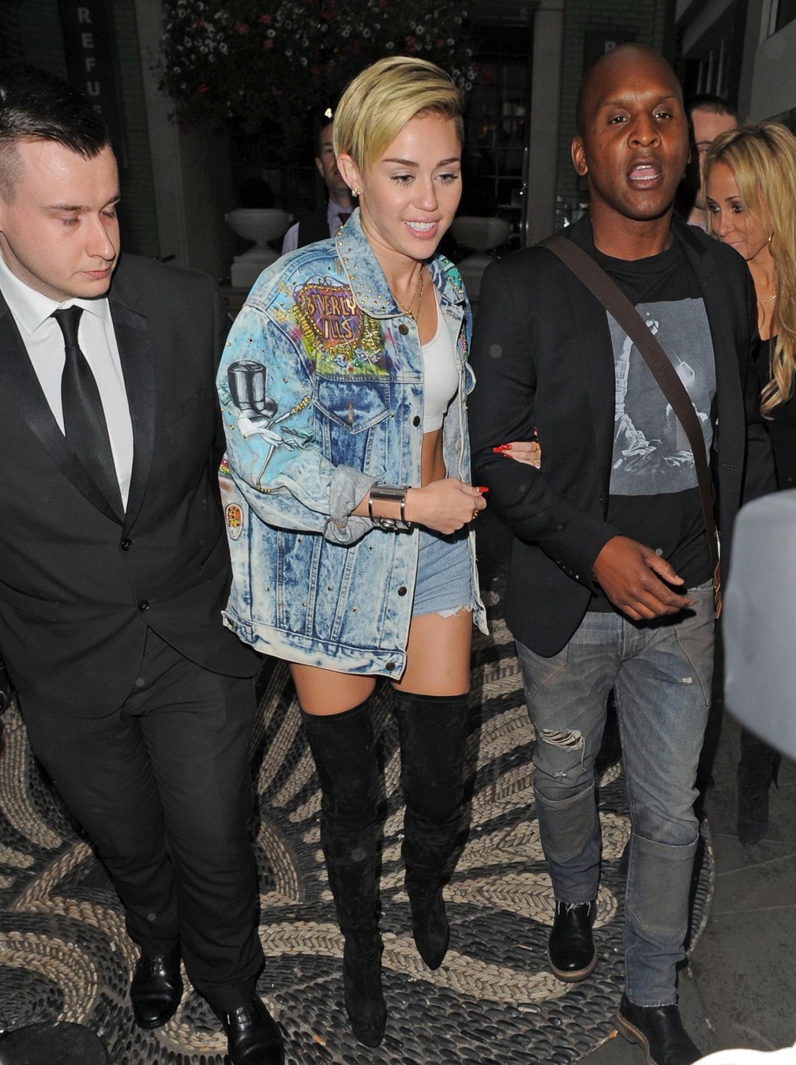 Miley cyrus con unos hotpants de mezclilla y botas fuck-me en londres
 #75218811