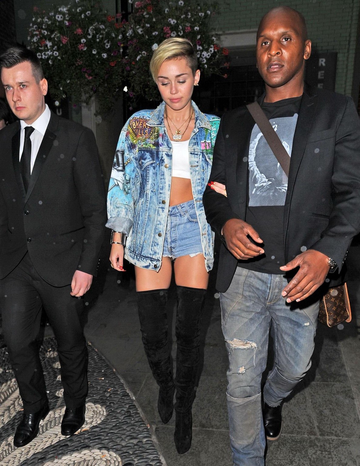Miley cyrus indossando denim hotpants fuck-me stivali fuori a Londra
 #75218818