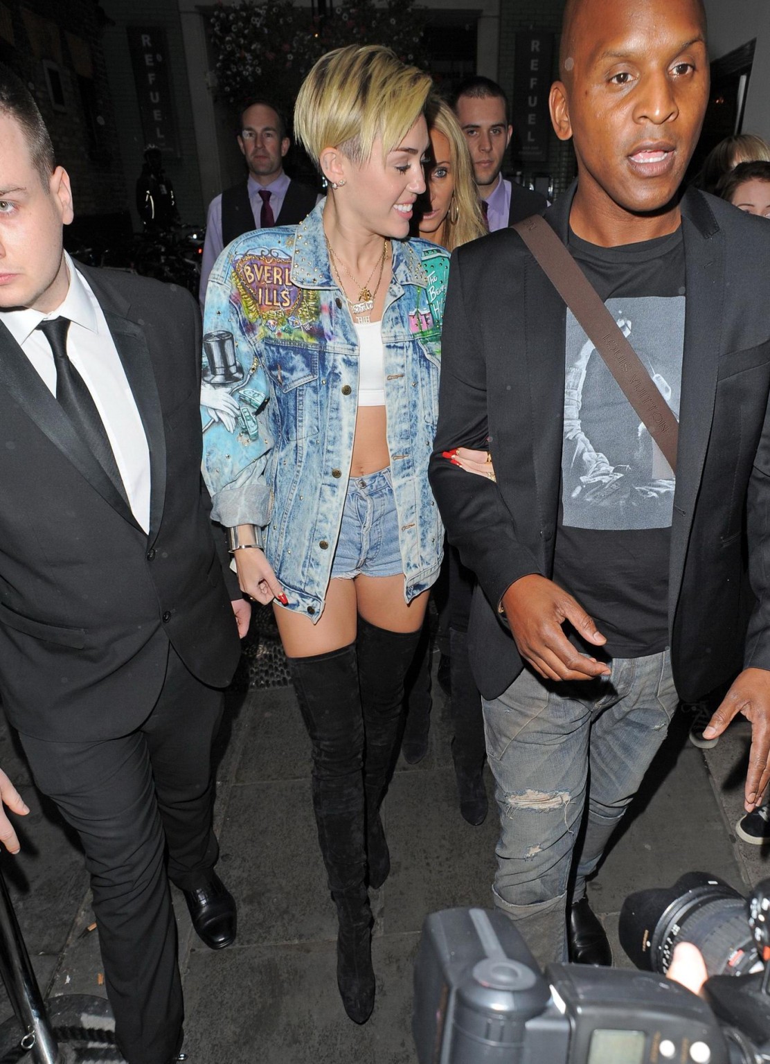Miley cyrus indossando denim hotpants fuck-me stivali fuori a Londra
 #75218837