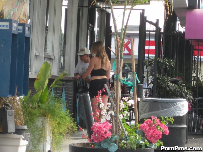 Une femme au foyer cochonne surprise en train de traîner avec un autre homme.
 #79367275