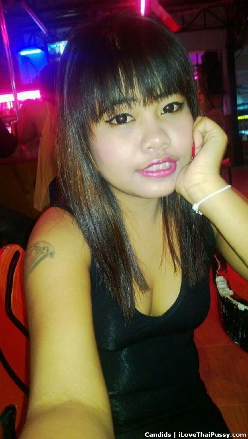 タイの売春婦がセックスツーリストのアジアンストリートミートを広げてファックする。
 #67671656