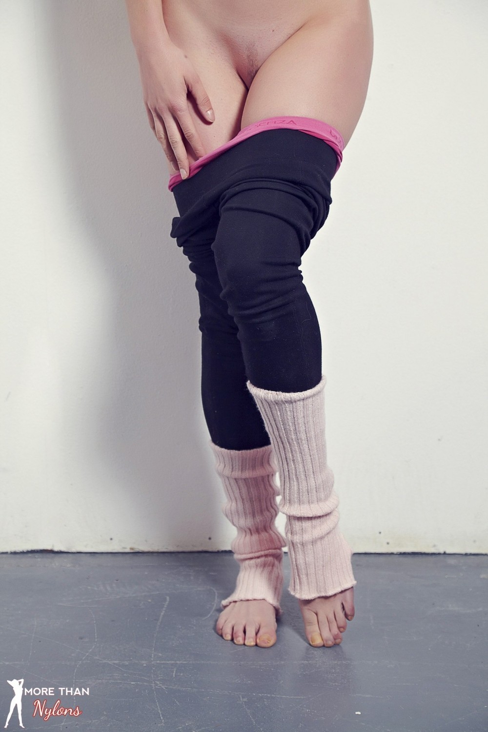 Sam dans ses leggings extensibles et ses chaussettes sexy
 #72353778