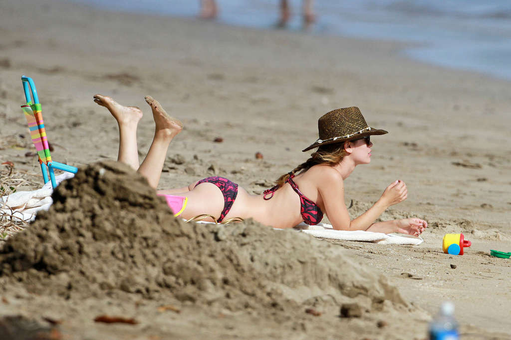 Rachel Bilson entblößt sexy Bikini-Body und heißen Arsch am Strand
 #75335932