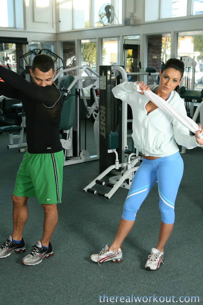 Conejito de gimnasio caliente lame la polla y se extiende ampliamente para una polla dura
 #74794011