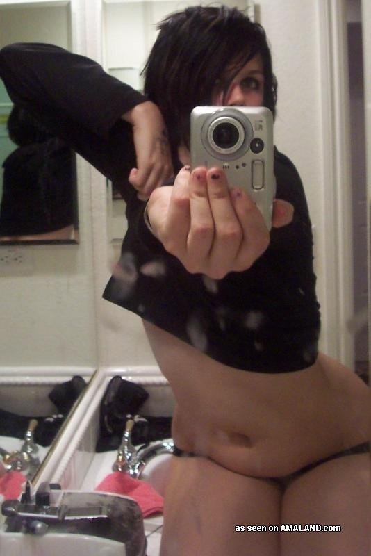 Kinky pierced babe mostrando su perky tits
 #75701320