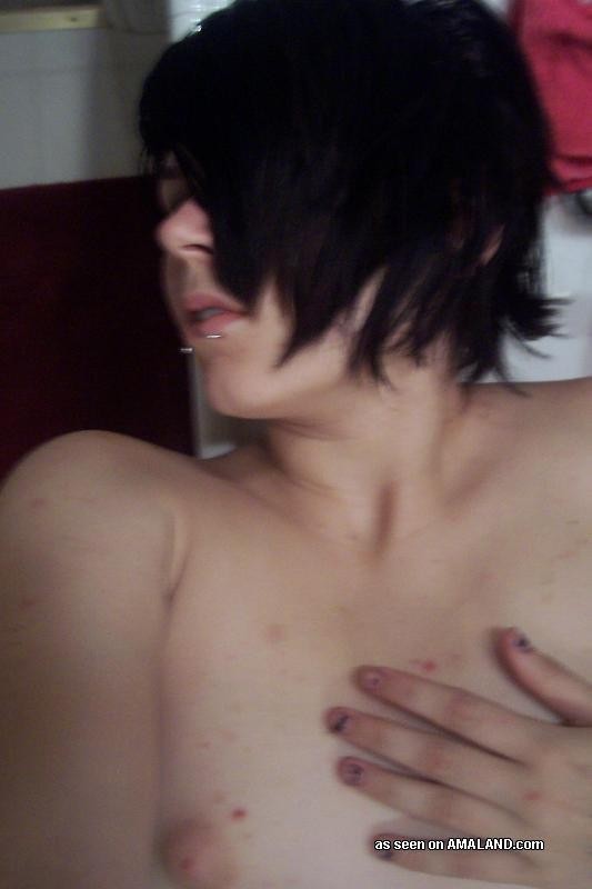Kinky pierced babe mostrando su perky tits
 #75701369