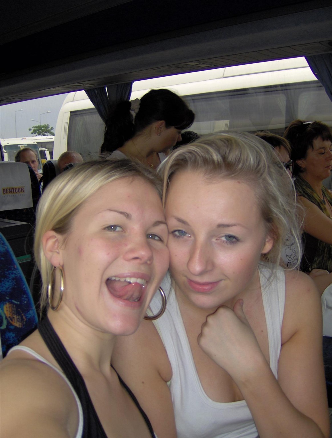 Babes zeigen fantastische Muschis in Tangas
 #68323890