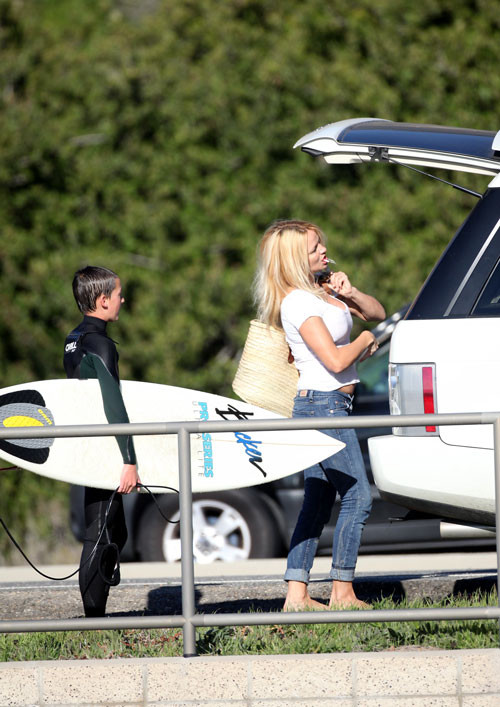 Pamela anderson zeigt ihre Arschritze in Jeans
 #75405786