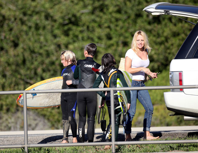 Pamela anderson zeigt ihre Arschritze in Jeans
 #75405864