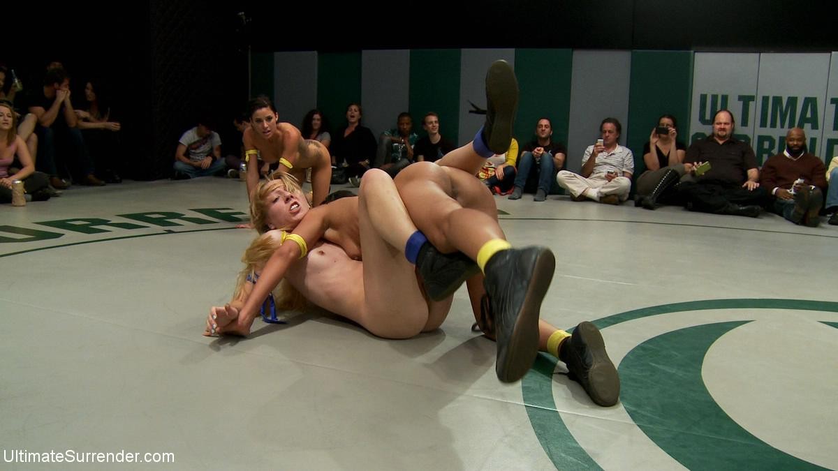 Gruppe von 4 Babe in echtem ungeschriebenem lesbischen Wrestling in der Öffentlichkeit
 #76498854