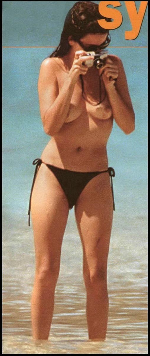 Penelope cruz mostrando dolce topless sulla spiaggia
 #75385387