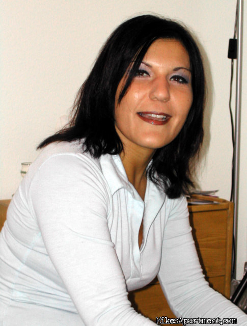 Brünette Hottie reibt ihre Muschi bis sie kommt
 #74448068