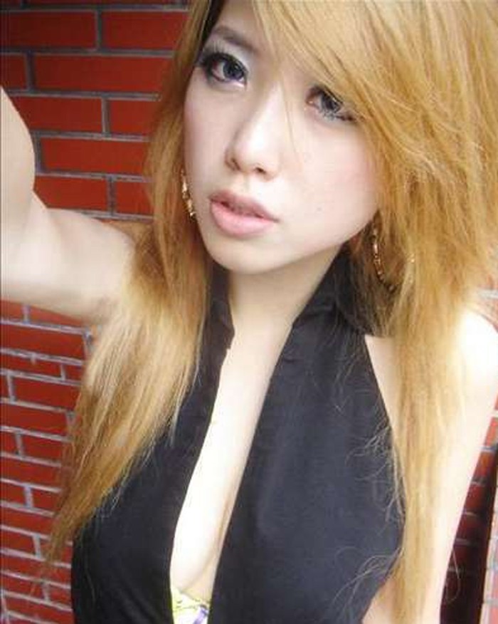 Naughty and hot selfpics taken by an amateur Asian chick #69903060