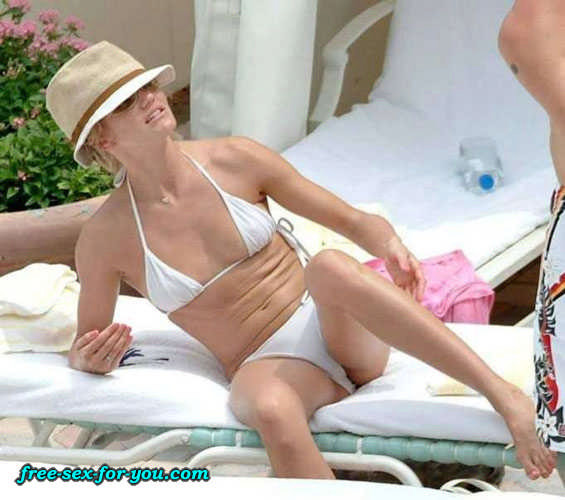 Cameron diaz montrant des seins sur la plage et posant en bikini
 #75436222