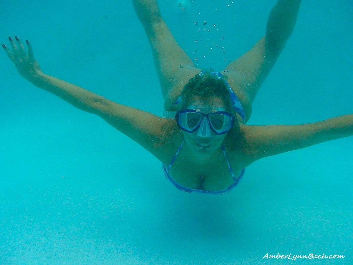 Busty babe snorkeling nella sua piscina che si spoglia
 #79102854