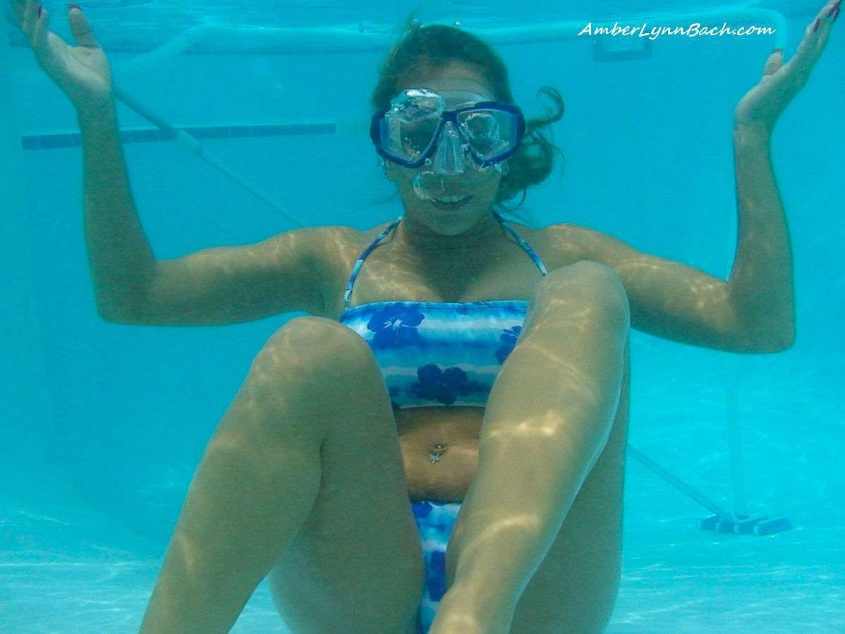 Busty babe snorkeling nella sua piscina che si spoglia
 #79102871