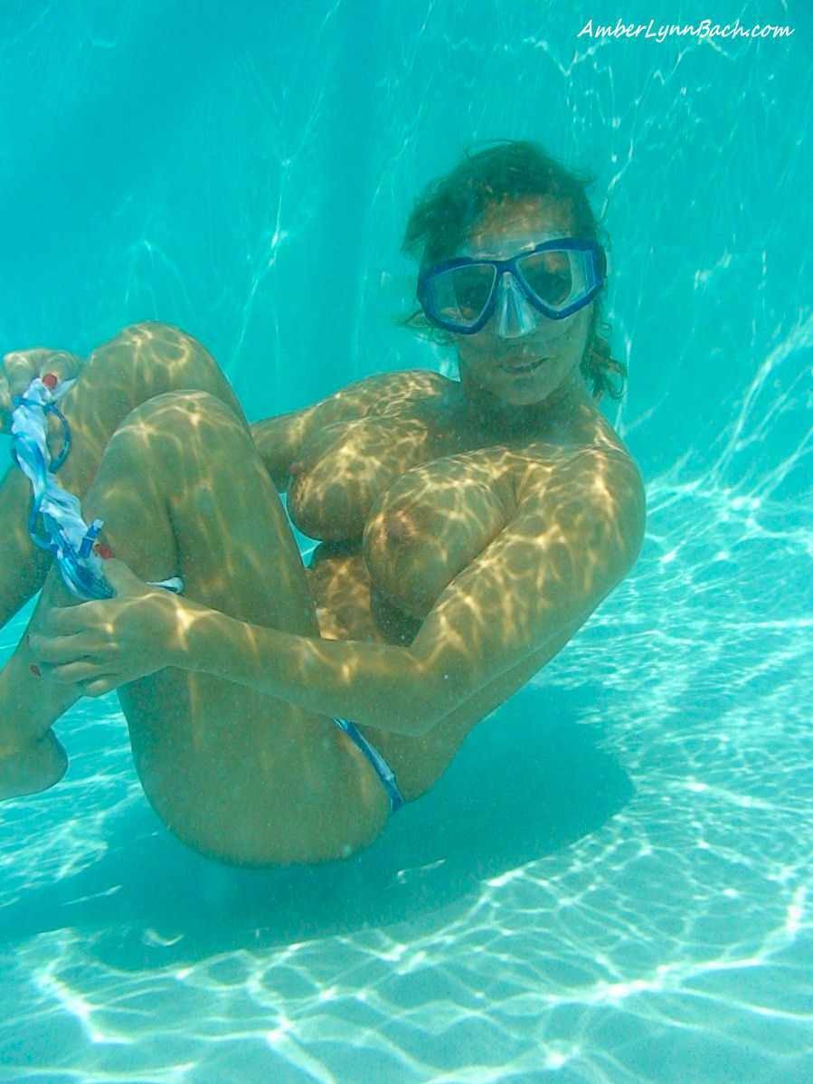 Busty Babe Schnorcheln in ihrem Pool strippen
 #79102900