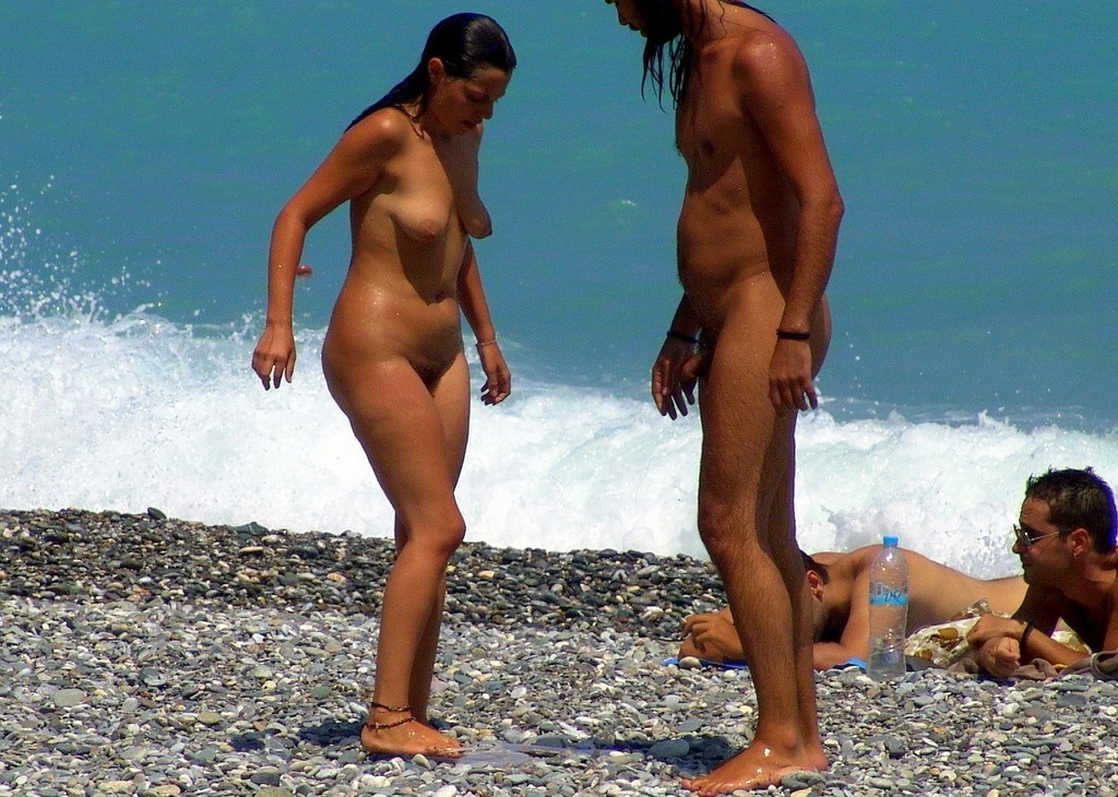 Des filles nudistes s'allongent au soleil, totalement exposées.
 #72244240