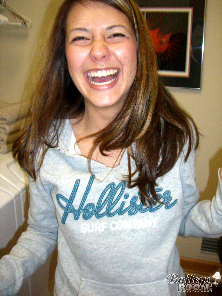 Joven despojándose de su ropa y haciendo la colada
 #78677359