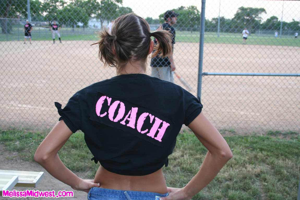 Melissa midwest fuori ad una partita di softball con la sua camicia di squadra
 #67634409