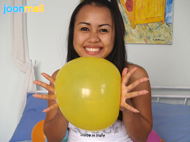 Cute asiatische Teen joon mali mit bunten Luftballons
 #70010712