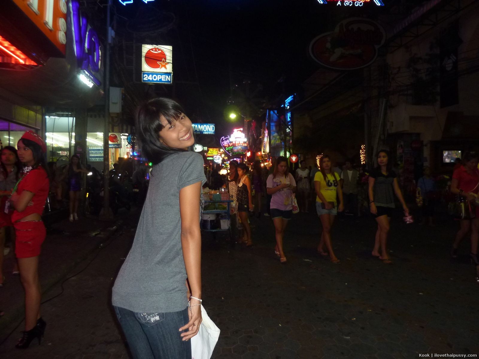 Minuscola prostituta asiatica giovane thailandese senza capelli scopata a dorso nudo da un turista
 #69874055